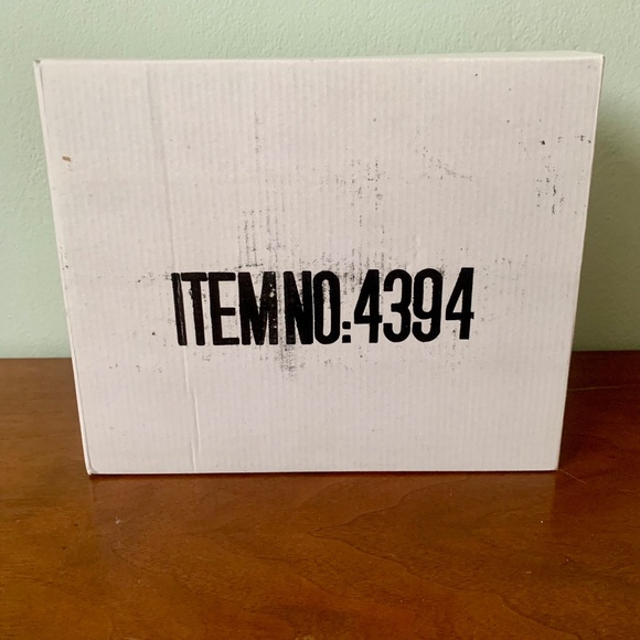 Muffy VanderBear Collection Boudoir Vanity with Bench & Mirror Item #4394 - Picture 9 of 9